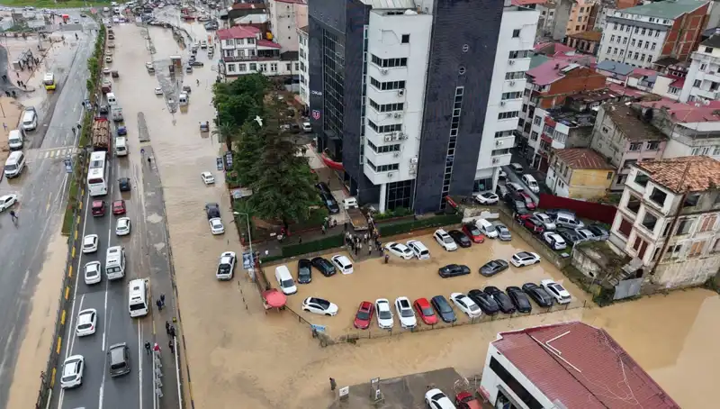 Trabzon'daki Sel Felaketi: Çamur Altında Kayıp Kişi Aranıyor
