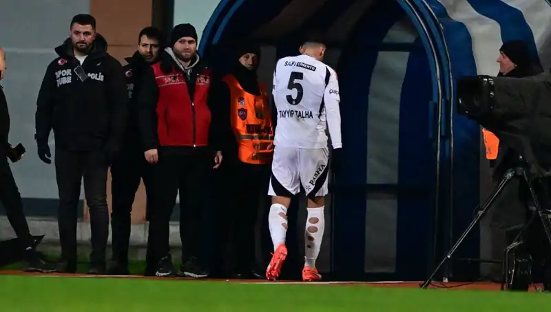 Beşiktaşlı futbolcu Tayyip Talha, Kırmızı Kartlar Sonrası Özür Diledi