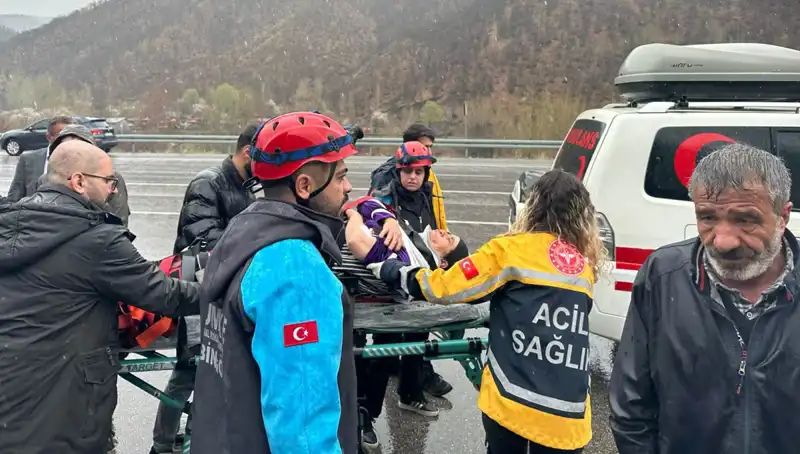 Otomobil İstinat Duvarına Çarparak 5 Kişiyi Yaraladı