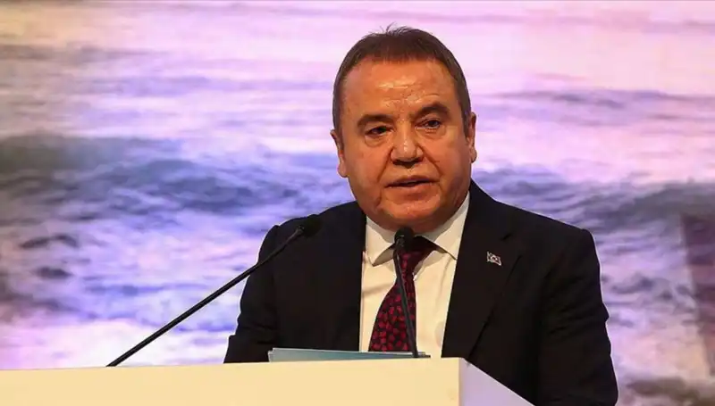 Antalya'nın Dinamik Lideri: Muhittin Böcek'in Hayatı ve Siyaset Yolculuğu