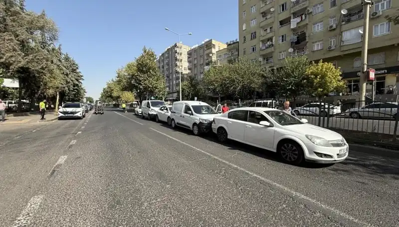Diyarbakır'da Buruk Bir Kazaya Sahne Olan 5 Araçlık Zincirleme Çarpışma