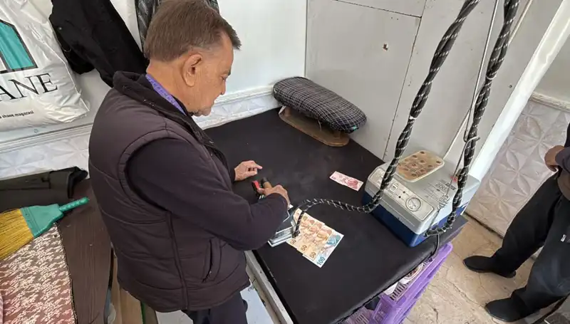 47 Yıldır Terzilik Yapan Ahmet Usta'nın İlginç Para Ütüleme Ritüeli