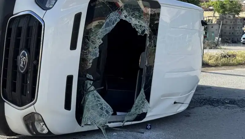 İşçi Servisi ve Otomobil Çarpıştı: 12 Kişi Yaralandı