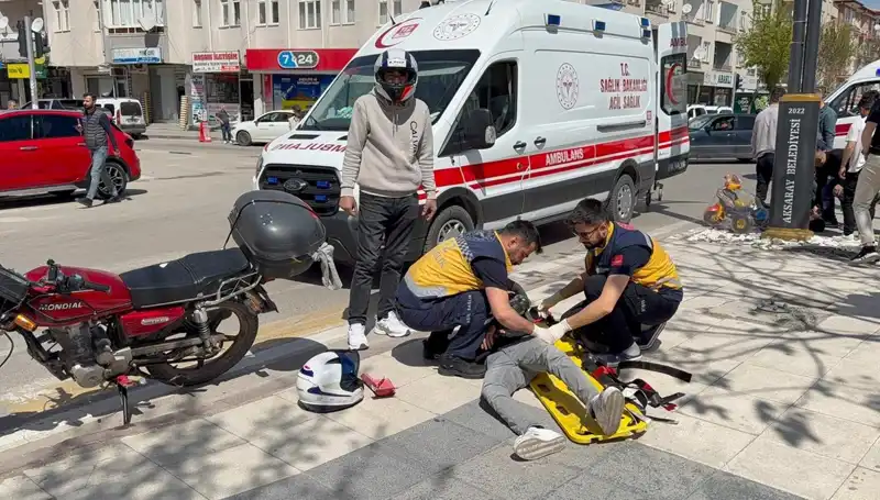 Aksaray’da Motosiklet Kazası: Dikkatsizlik İki Hayatı Tehdit Altına Aldı