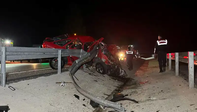 Bariyerlere Çarpan Otomobilde Can Pazarı: İki Can Gitti