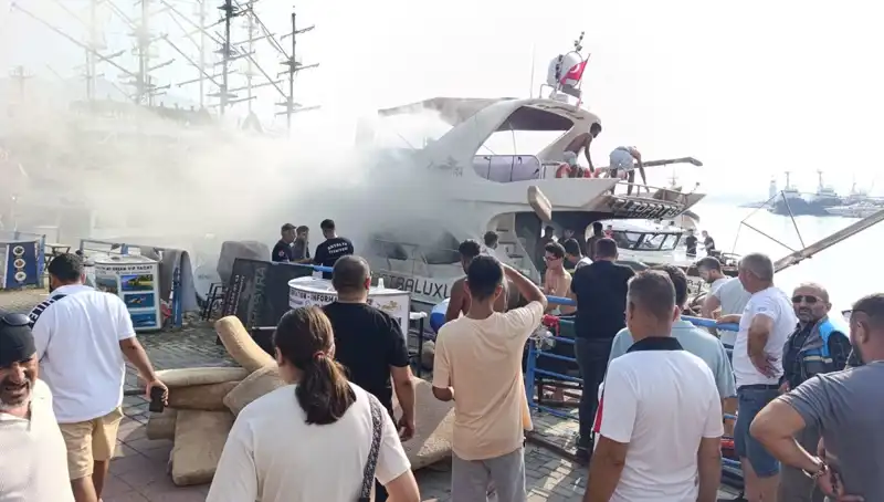 Antalya'da Gezi Teknesinde Çıkan Yangın: Tatilciler Korku Dolu Anlar Yaşadı