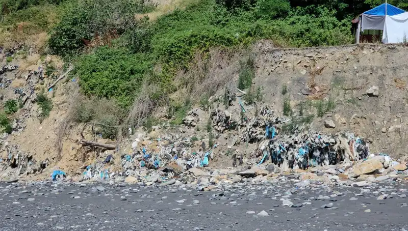 Kozlu Sahil'de Büyüyen Çöp Yığını, Doğanın Gözbebeğini Tehdit Ediyor