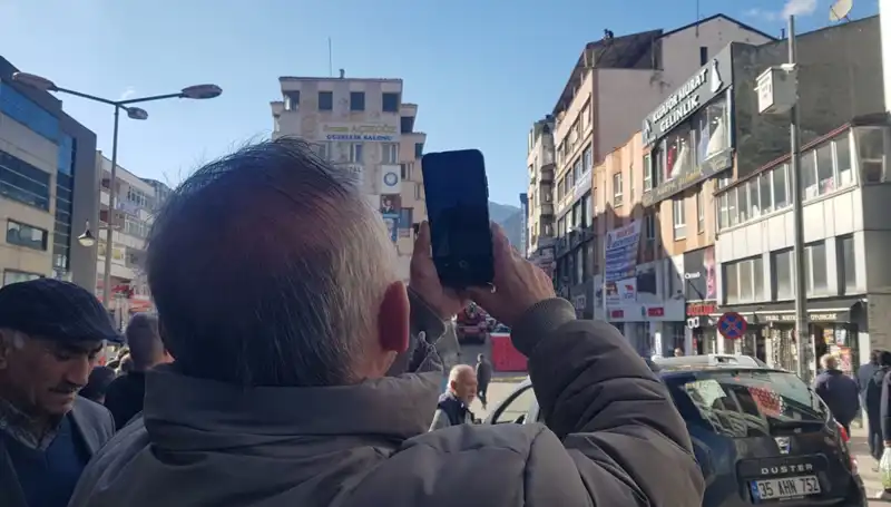 Çatıya Çıkan Genç: Sosyal Medya Fenomenleri Yarıştı!