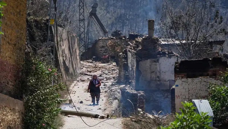 İzmir ve Bilecik'teki Yangınlar: 415 Bina Küllere Döndü, Acil Önlemler Alınmalı!