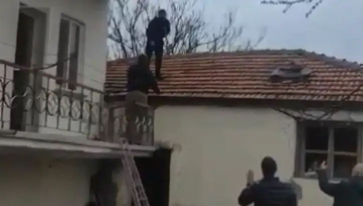 Polis Çatıda Kıstırdı: Şüpheli Direnirken 10 Yıllık Hapishane Anıları!