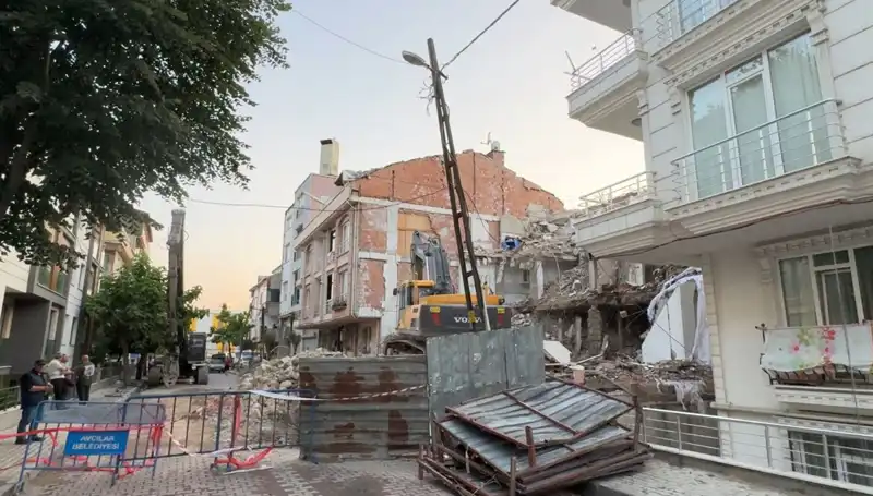 Yıkım Sırasında Kopan Elektrik Kabloları İki Sokakta Karanlığa Neden Oldu