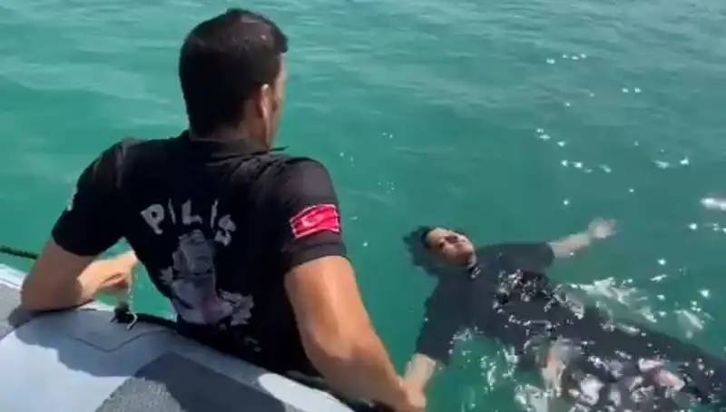 Baraj Gölüne Düşen Kadını Denizdeki Cesur Gemi Adamları Kurtardı