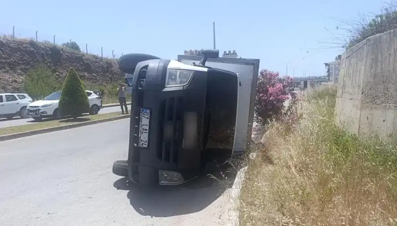 Hafif Ticari Araç ile Kamyonet Çarpıştı: Devrilen Araçta Yaralılar Var!