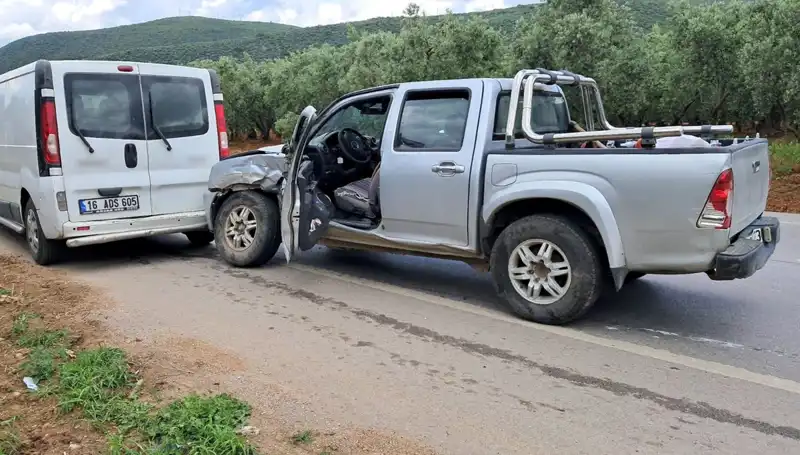 Bursa'da Minibüs ile Kamyonet Çarpıştı: İki Yaralı Havuaya Uçtu