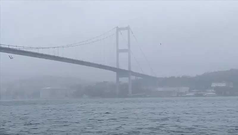 İstanbul Boğazı'nda Sis, Gemi Trafiğini Durma Noktasına Getirdi