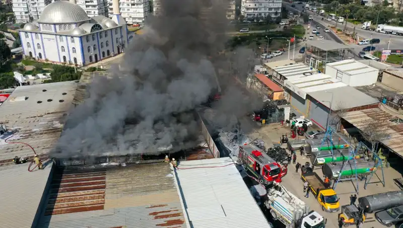 İzmir'de Oto Lastikçide Feci Yangın: Günlerce Süren Mücadele