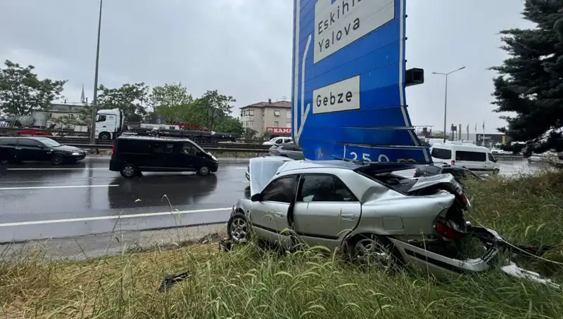 Trafik Levhasına Çarpan Araçta Kaza: Bir Yaralı Hastaneye Kaldırıldı