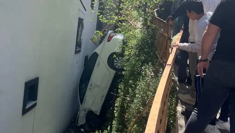 Kağıthane'de Korku Dolu Anlar: Araç Metrelerce Sürüklendi, İnsanlar Panik İçinde!