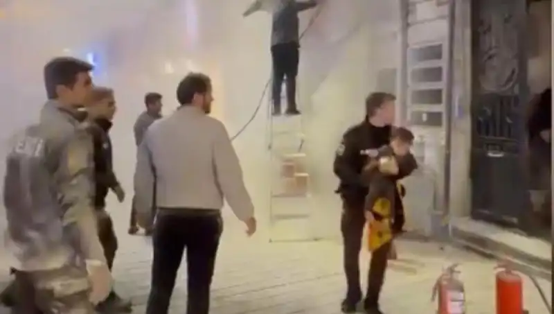 Beyoğlu'nda Büfede Çıkan Yangında Mahsur Kalan Çocuk Kurtarıldı