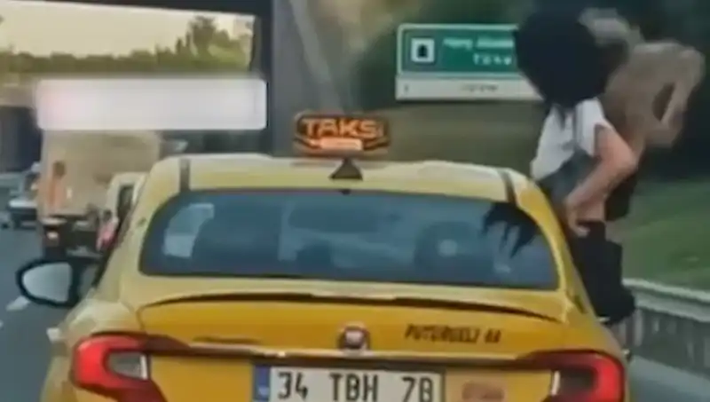 Yolda Dört Kişilik Macera: Taksinin Camından Sarkanlar Şaşırttı!