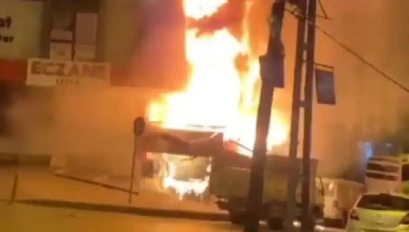Başakşehir’deki İş Merkezinde Korkutan Yangın: Can ve Mal Kaybı Yok