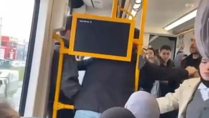 Metroda Yaşanan Tekme Tokat Kavga Gözleri Üzerine Çekti