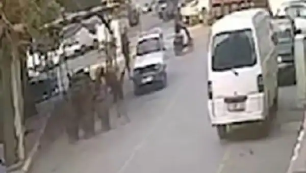 İzmir'de Motosiklet Hırsızlığına Yakalanan Şahıs Suçüstü Anına Tanıklık Edildi