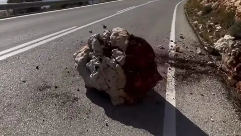 Kaş'ta Fırtına Sonrası Düşen Kayalar, Yolda Kaza Riski Oluşturdu