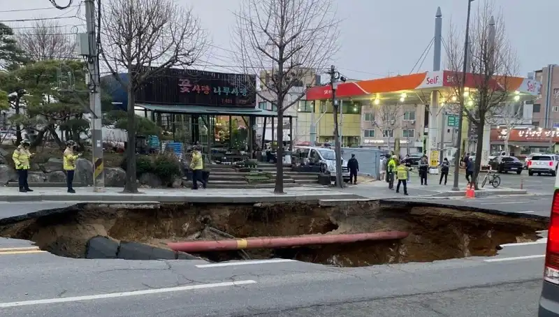 Güney Kore'de Motosiklet Kazasında Dev Çukur Tehlikesi: Kayıp ve Yaralı