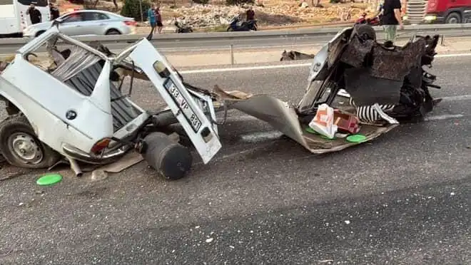 Bariyere Çarpan Araçta Eşsiz Faciadan Sonra: 1 Ölüm, 1 Yaralı