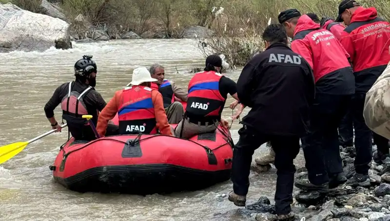 Zap Suyu Kenarında Mahsur Kalan 4 Kişi Kurtarıldı, Detaylar Şaşırtıyor!