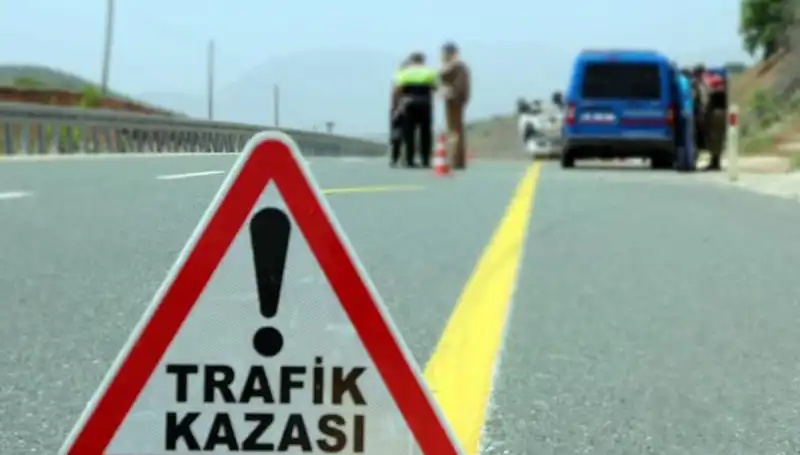 Otomobil ile Hafif Ticari Araç Çarpıştı: 6 Kişi Hayatını Kaybetti