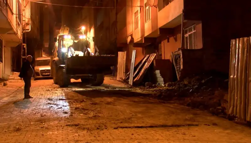 Bağcılar'da Yana Eğilen Bina Vatandaşları Korkuttu, Tahliye Edildi!