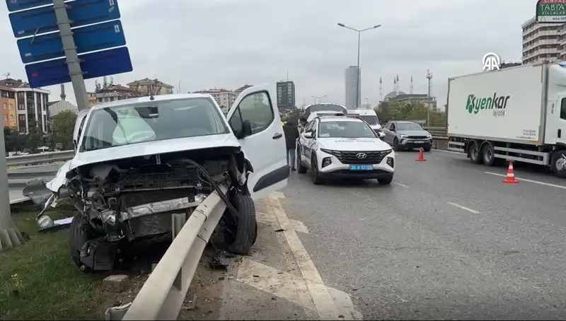 Otoyolda Feci Kaza: Araç Bariyere Saplandı, 3 Yaralı
