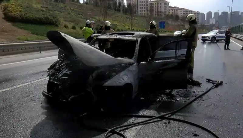 Yangın Korkusu: Alev Alev Yanan Otomobil Tümüyle Küle Döndü