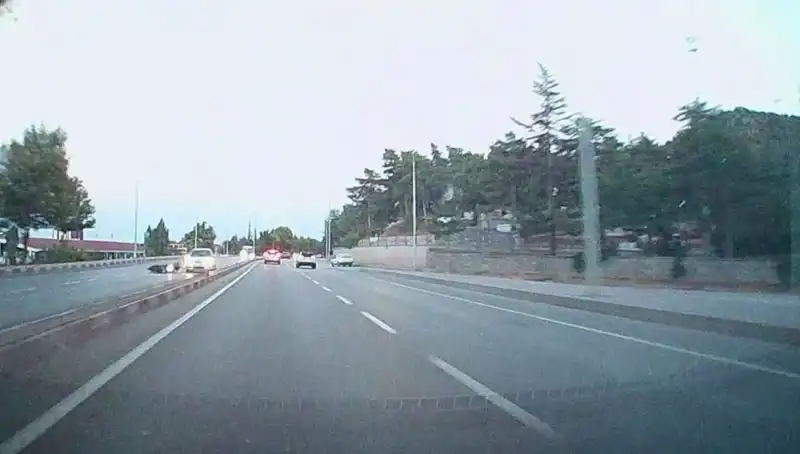 Otomobil ve Motosiklet Çarpıştı: Kaza Anı Sokakları Sarstı