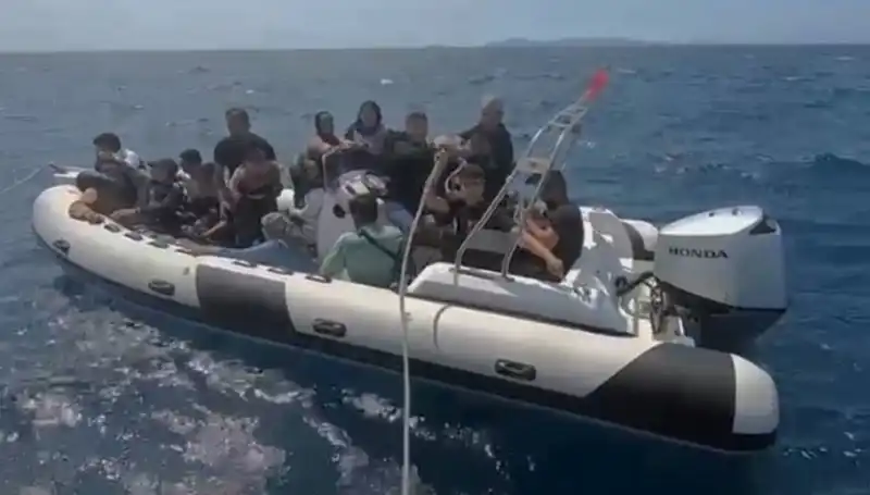 Düzensiz Göçmen Kurtarma Operasyonu: Denizde 15 Hayat Kurtarıldı
