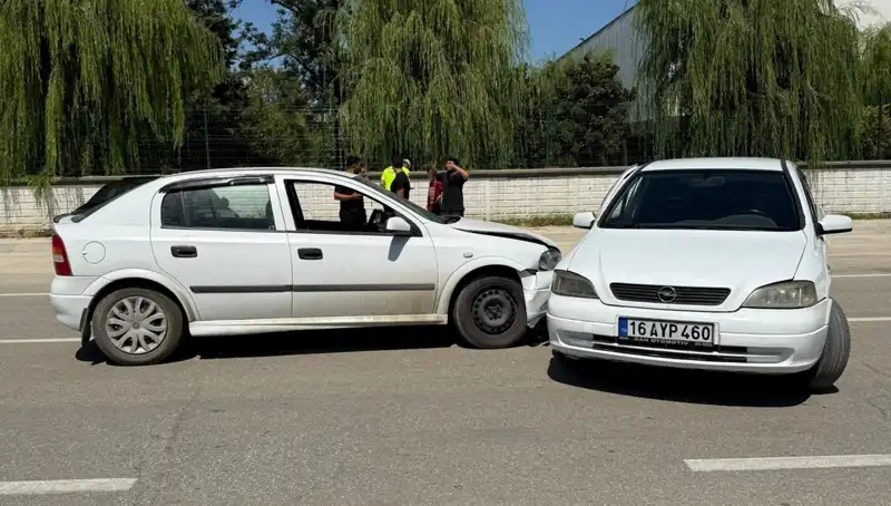 İki Otomobil Çarpıştı: Kaza Sonrası İki Yaralı, Olay Yerinde Neler Yaşandı?