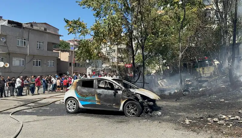 Gecekonduda Korkutan Yangın: Araç Alev Alev Yandı