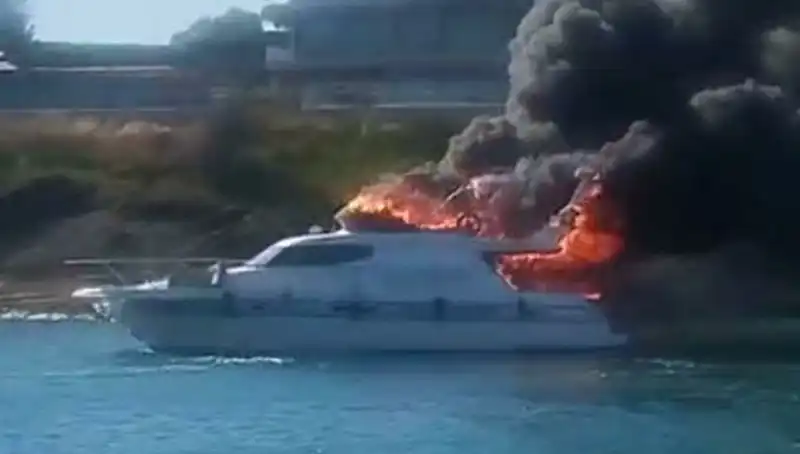 Çeşme Marinada Bir Motoryat Korkunç Yangınla Küllere Dönüştü!