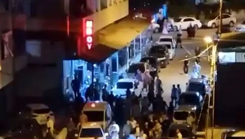 Düğün Çıkışında Şok Anlar: Kalabalığın İçine Araba Daldı!