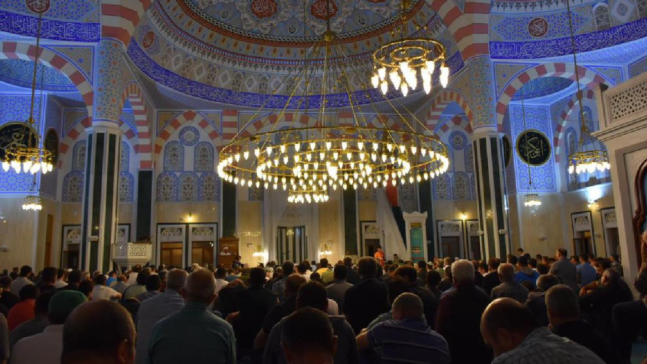 Regaib Kandili'nde Müslümanlar dualarla buluştu