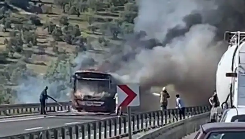 İzmir'de Belediyeye Ait Otobüs Alev Alev Yandı: Yolcular İle Dram Anları Yaşandı