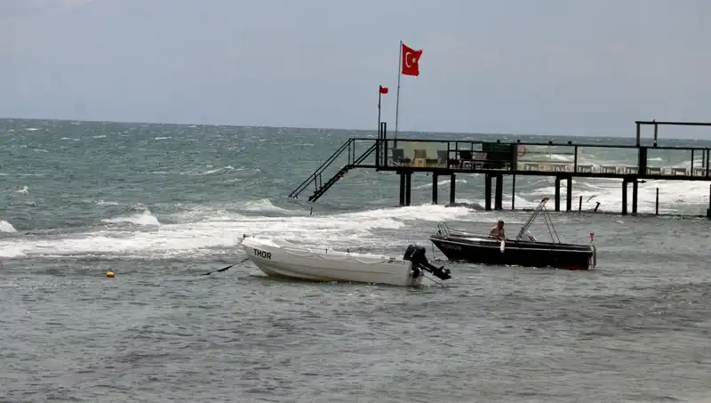 Poyraz Fırtınası Etkisini Gösterdi: Denize Girmek Yasaklandı