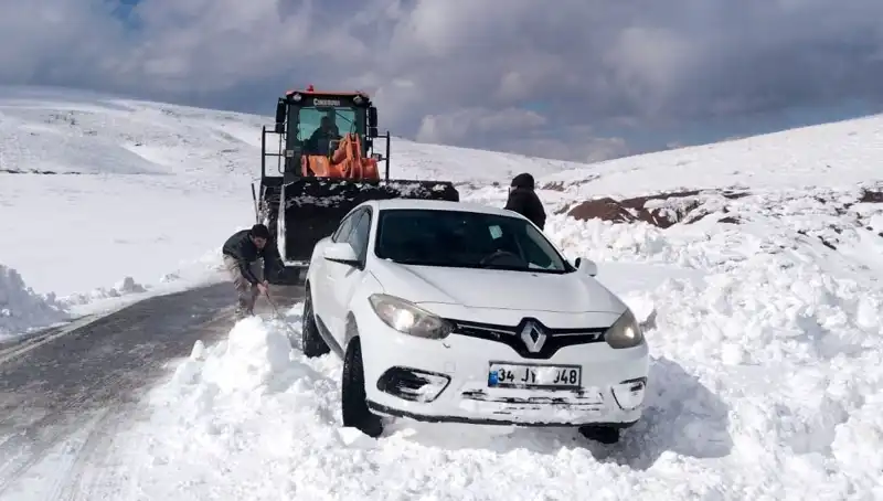 Muş’ta Yağan Kar, 60 Kişiyi Mahsur Bıraktı: Kurtarma Operasyonu Başlatıldı