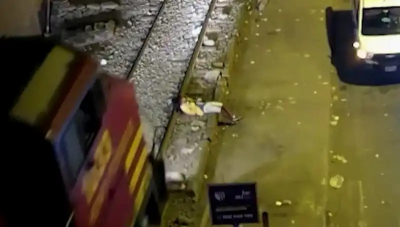 Mucizevi Kurtuluş: Tren Çarptıktan Saniyeler Sonra Yürüyen Adam