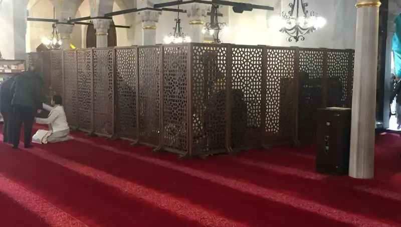 Kadın ve Erkeklerin Yan Yana Teravih İddiası: Gerçekler ve Tartışmalar