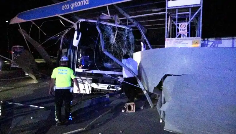 Otobüs Oto Yıkamada Kaza: 8 Kişi Yaralandı