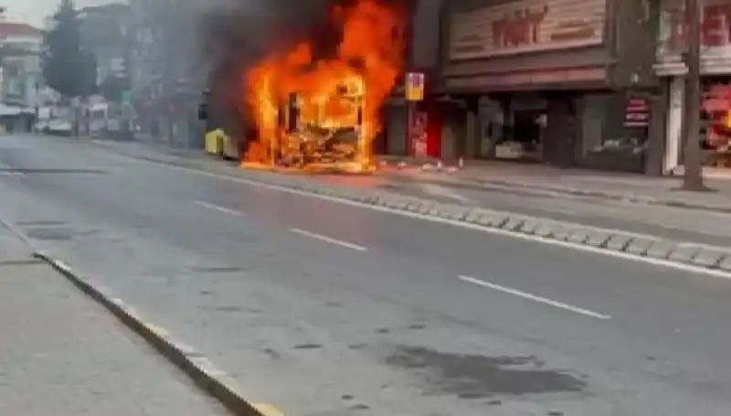 Ümraniye'de Yangın Alev Alev: Korkutan Anlar Ve Kurtarma Mücadelesi