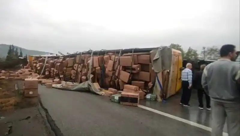 TEM Otoyolunda TIR Devrildi: Ankara Yönde Trafik Felç Oldu